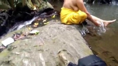 Desi Indian Ladies Outdooril Kazhati Kattum