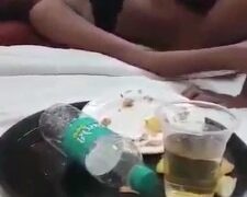 லெஸ்பியன் பெண்கள் ஒருவரையொருவர் யோனியை நக்க ஆரம்பித்தனர்