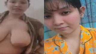 அசாம் பெண்ணின் பால் போன்ற மார்பகங்கள் வெளிப்பட்டன