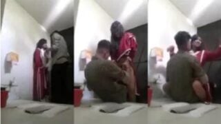 முஸ்லிம் பெண் குளியலறையில் உடலுறவு கொள்கிறாள்
