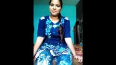 தேசி காதலி பெரிய மார்பகங்கள் மற்றும் நிர்வாண புண்டையுடன் விளையாடுகிறாள்