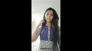இந்த பெண் குளிக்கும்போது தன்னை நிர்வாணமாக பதிவு செய்கிறார்